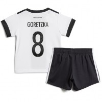Koszulka piłkarska Niemcy Leon Goretzka #8 Strój Domowy dla dzieci MŚ 2022 tanio Krótki Rękaw (+ Krótkie spodenki)
